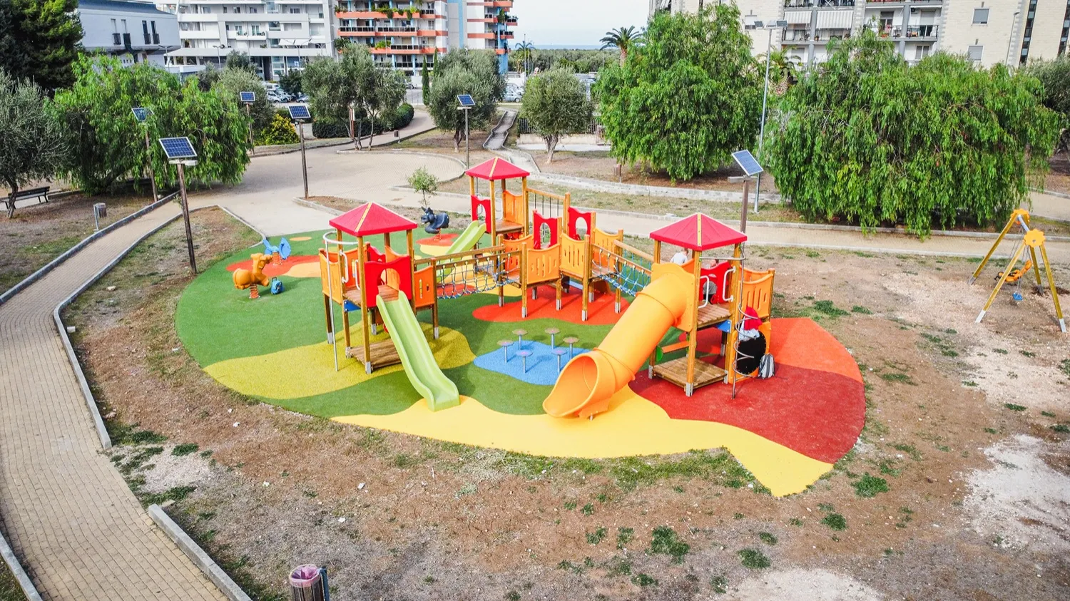 Giochi certificati e inclusivi: Struttura multifunzione su antitrauma colato