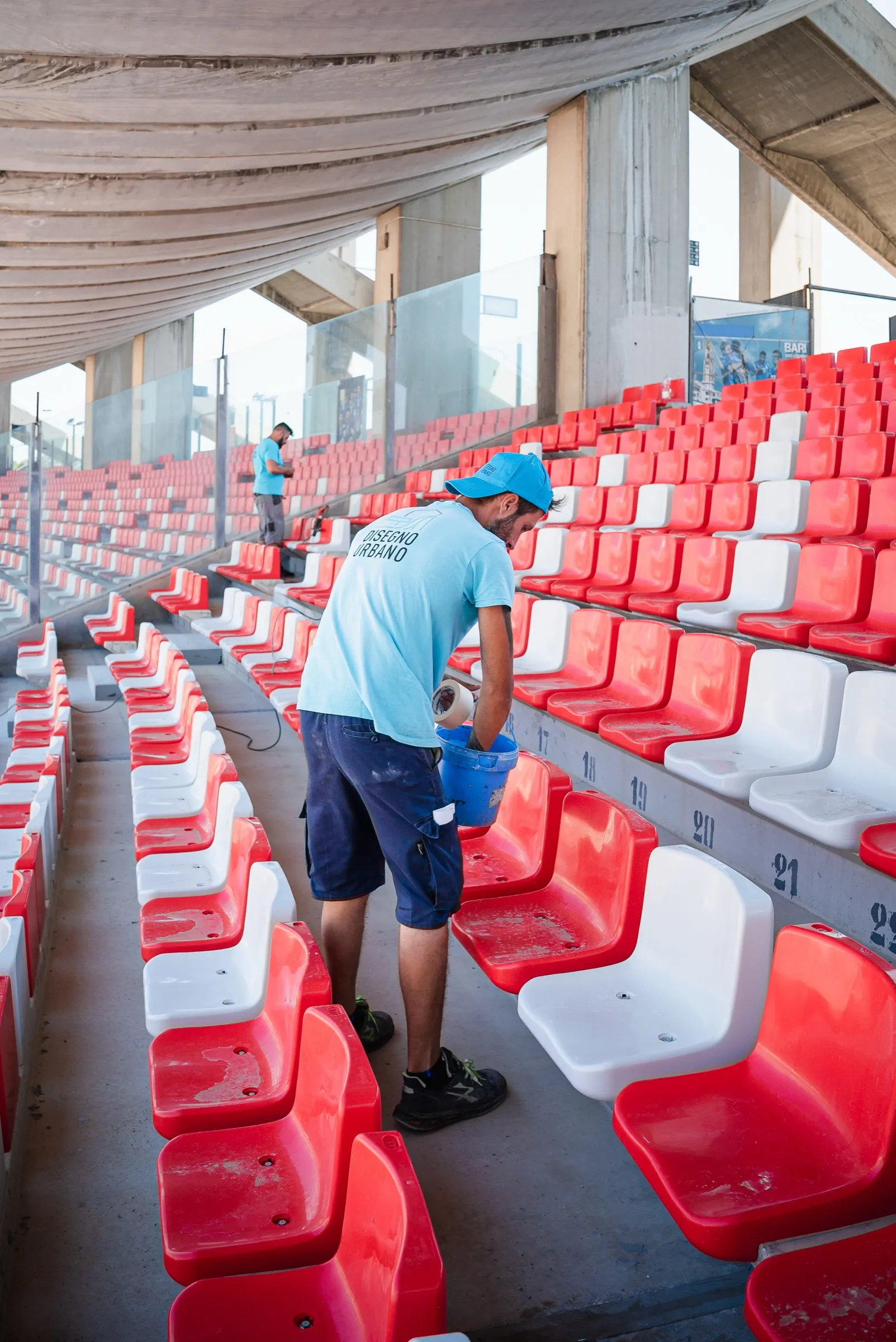 Ripristini e sostituzioni: Posa delle nuove sedute, Stadio San Nicola
